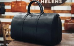 Geantă de călătorie pentru bărbați din piele naturală.